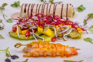 2b Tronco de Cigala con Bolitas Cítricas, Ensalada de Aguacate y Mango Y Canelón de Bogavante